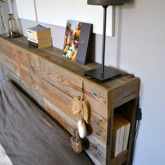 Κρεβάτι με ράφι από τα διοικητικά συμβούλια