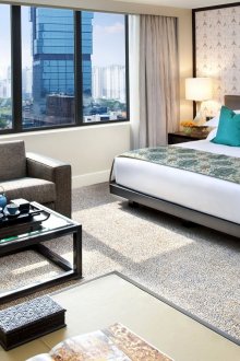 Τα τυπωμένα μπεζ και απλά ταπετσαρίες συνδυάζονται καλά στην κρεβατοκάμαρα