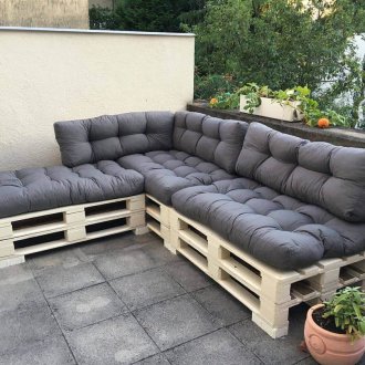 Sofa van de pallet naar het balkon