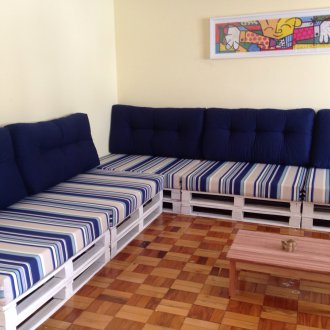 Καναπές από παλέτες στο εσωτερικό