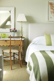 Λευκή ταπετσαρία στο υπνοδωμάτιο με πράσινο τόνους