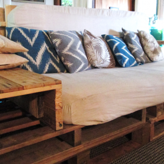 Γκρι καναπές παλετών