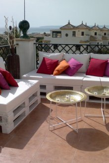 Καναπές παλετών με ανατολίτικο στυλ