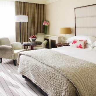 Κρέμα ταπετσαρία στο υπνοδωμάτιο σε νεοκλασικό στιλ