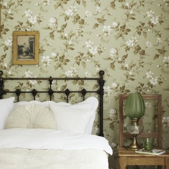 Floral πράσινη ταπετσαρία σε ένα υπνοδωμάτιο εξοχικό στυλ