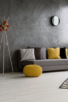 Ελαφρύ δάπεδο και γκρι τοίχους