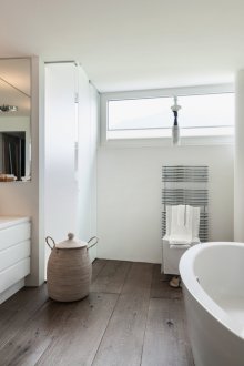 Σκούρο πάτωμα σε ένα φωτεινό μπάνιο