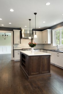 Σκούρο καφέ laminate στην κουζίνα