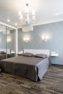 Ξύλινο πάτωμα στο υπνοδωμάτιο