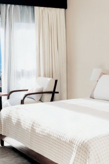 Ταπετσαρία ελαφριά κρέμα σε ένα μινιμαλιστικό υπνοδωμάτιο