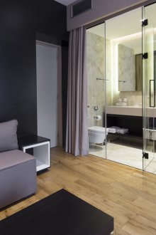 Ο συνδυασμός καφέ δάπεδο και μωβ τοίχους