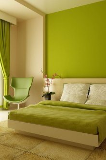 Ο συνδυασμός κρέμας και πράσινης ταπετσαρίας στο υπνοδωμάτιο