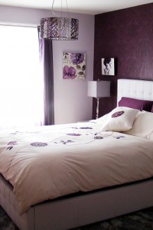 Μωβ ταπετσαρία στο υπνοδωμάτιο