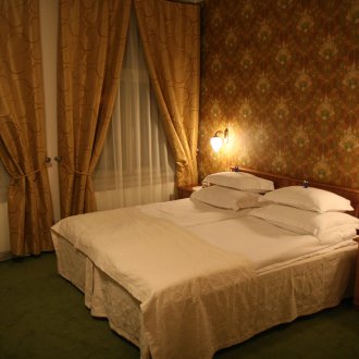 Κρέμα και καφέ ταπετσαρία με ένα μοτίβο στο υπνοδωμάτιο