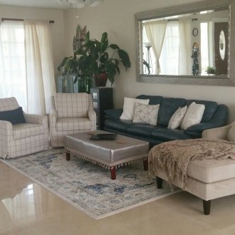 Καναπές σε μεταλλικό σκελετό στο σπίτι