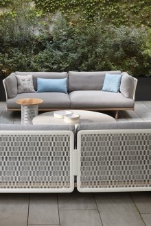 Καναπές από μέταλλο στον κήπο