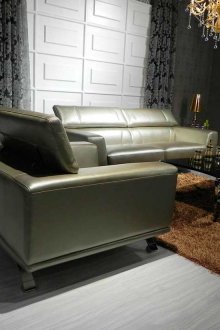 Πράσινο καναπέ σε μεταλλικό πλαίσιο