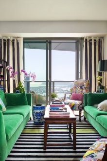 Ένας πράσινος καναπές αιθέριου στυλ