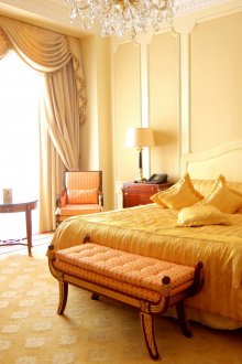 Μπεζ ταπετσαρία σε ένα νεοκλασικό υπνοδωμάτιο