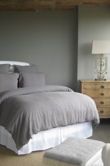 Γκρι ταπετσαρία στο εσωτερικό του σκανδιναβικού υπνοδωματίου