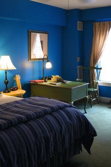 Οι μπλε ταπετσαρίες φαίνονται όμορφα σε ένα μεγάλο υπνοδωμάτιο