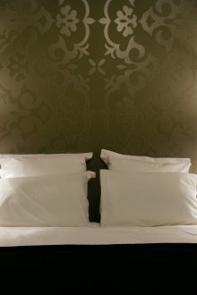 Γκρι ταπετσαρία με λαμπρό μοτίβο στην κρεβατοκάμαρα