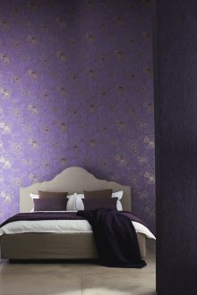 Μωβ ταπετσαρία με ένα χρυσό μοτίβο για την κρεβατοκάμαρα