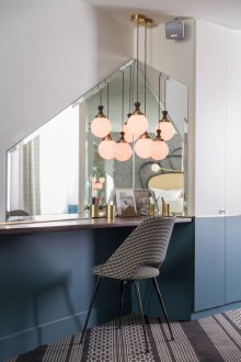 Γωνιακό τραπέζι στο υπνοδωμάτιο