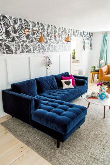 Μπλε καναπές με οθωμανικά