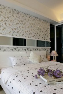 Κρέμα floral wallpapers μαλακώνουν το μοντέρνο χώρο στο υπνοδωμάτιο