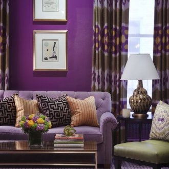 Μωβ καναπές στο σπίτι