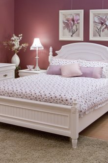 Σκούρο ροζ ταπετσαρία για την κρεβατοκάμαρα