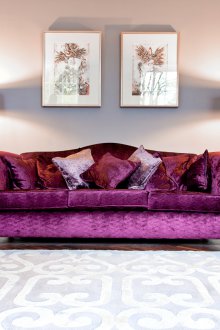 Μωβ καναπές στο εσωτερικό