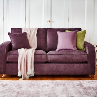 Μωβ καναπές με μαξιλάρια