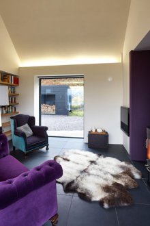 Μωβ καναπές σε εξοχική κατοικία