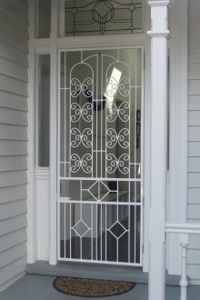 Λευκή σφυρηλατημένη πόρτα