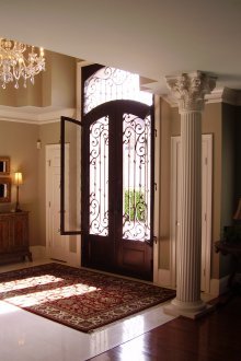 Σφυρηλατημένη πόρτα με περιποίηση