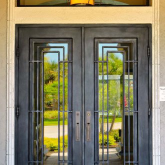 Πόρτα σφυρήλατου σιδήρου