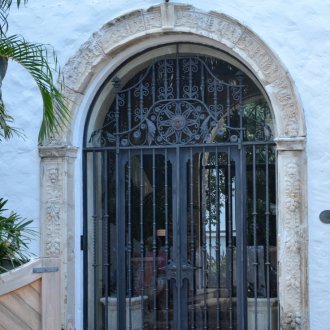 Σφυρηλατημένη πόρτα με γυαλί