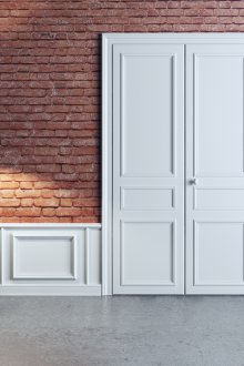 Γκρίζο δάπεδο και λευκές πόρτες