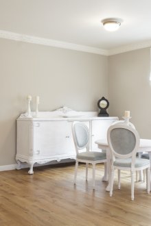 Ανοιχτό καφέ δάπεδο και λευκές πόρτες