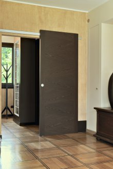 Καφέ δάπεδο και σκούρες καφέ πόρτες