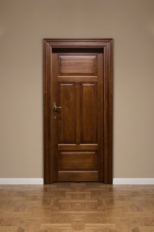 Καφέ φύλλα και σκούρες ξύλινες πόρτες