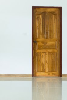 Μπεζ δάπεδο και καφέ πόρτες