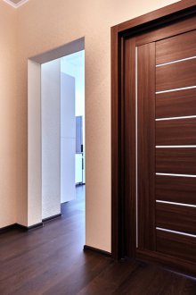 Σκούρο δάπεδο και σκοτεινές πόρτες