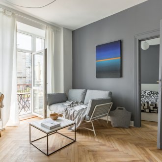 Ανοιχτό καφέ δάπεδο και γκρι θύρες