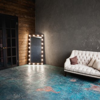 Τιρκουάζ δάπεδο και σκοτεινές πόρτες