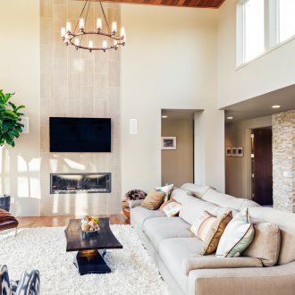 Λευκό χαλί σε ανοιχτό καφέ πάτωμα