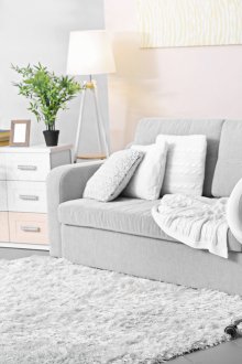 Λευκό χαλί σε γκρι χαλί