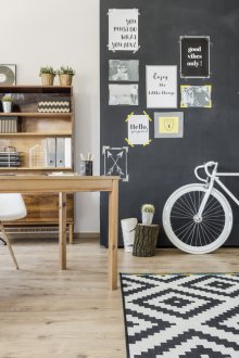 Μαύρο και άσπρο χαλί σε ένα μπεζ δάπεδο